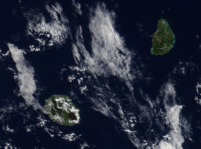Les Iles Soeurs vues ce matin à 10h35 par le satellite Terra. 250m de résolution. Les Iles Soeurs vues ce matin à 10h35 par le satellite Terra. 250m de résolution.