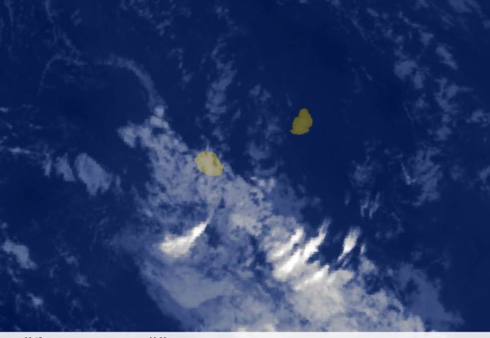 05h30: des nuages très atténués d'un système frontal sont dans le voisinage de la REUNION. MAURICE est dans une zone de temps calme et plutôt chaud.