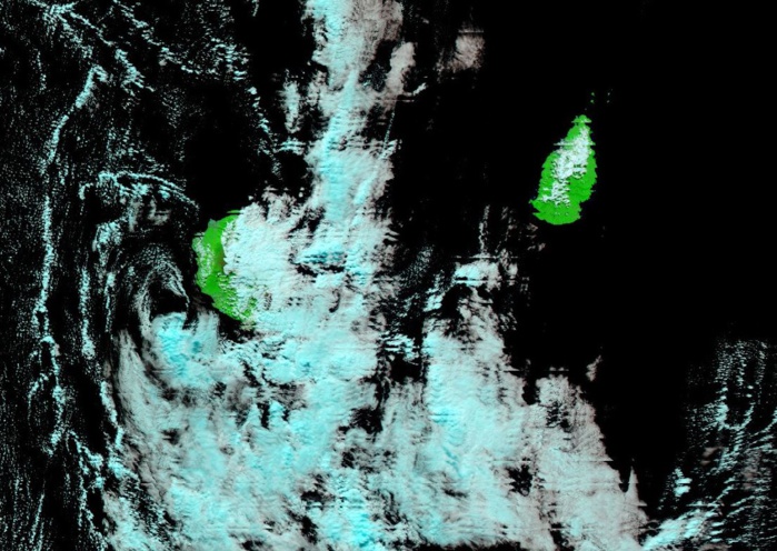 Les Iles Soeurs(Réunion et Maurice) capturées par le satellite Noaa20 à 14h18 ce jour. Journée quasi estivale à Maurice. A la Réunion le soleil est revenu sur les plages et le Port après un bref passage d'averses en fin de matinée.