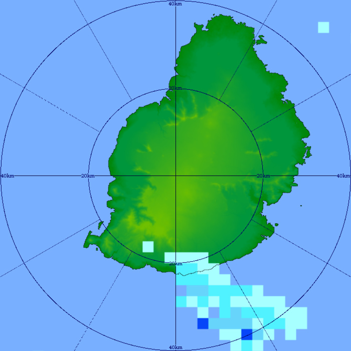 05h31: image du radar de Trou Aux Cerfs qui montre des entrées maritimes avec quelques averses sur le sud et le sud-est