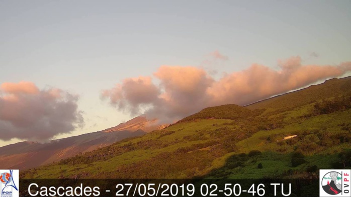 02h50: webcam sur les pentes est du volcan. Ciel peu nuageux ce matin comparé aux jours précédents. Météo Réunion. 02h50: webcam sur les pentes est du volcan. Ciel peu nuageux ce matin comparé aux jours précédents. Météo Réunion.