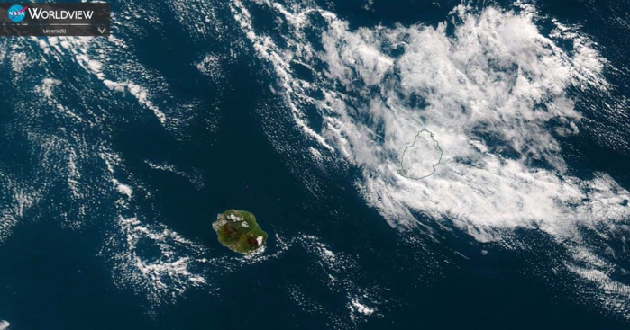 Les Iles Soeurs( Réunion et Maurice) vues par le satellite Terra ce matin à 10h10. La Réunion est sous le soleil qui réchauffe l'atmosphère après un petit matin bien frais alors que Maurice est engluée dans des nuages qui stagnent plus ou moins à proximité de l'île. NASA US