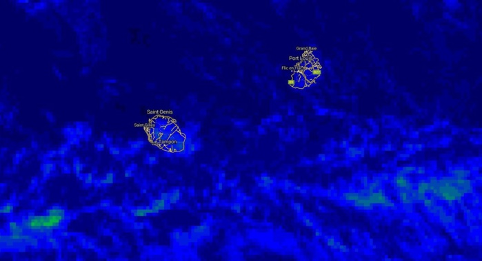 05h ce matin: les nuages remontent par le sud et commencent à toucher les régions sud de la REUNION. Ils produiront des averses sur la moitié sud de MAURICE dans la matinée et cet après midi.