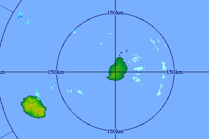 5h21: image du radar de Trou Aux Cerfs: quelques averses détectées à l'est de MAURICE poussées par les vents mais d'une manière générale la masse d'air est moins humide. Crédit image: MMS 5h21: image du radar de Trou Aux Cerfs: quelques averses détectées à l'est de MAURICE poussées par les vents mais d'une manière générale la masse d'air est moins humide. Crédit image: MMS