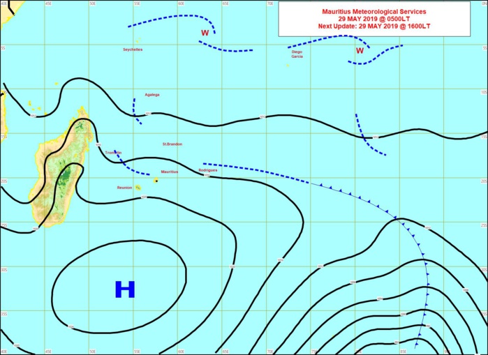 Analyse de la situation en surface ce matin à 4heures. L'assez fort anticyclone se positionne au sud des Mascareignes et fait circuler des alizées modérés à rapides. MMS Analyse de la situation en surface ce matin à 4heures. L'assez fort anticyclone se positionne au sud des Mascareignes et fait circuler des alizées modérés à rapides. MMS