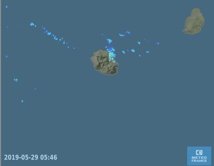 5h46: les radars de Météo France montrent la région de Saint Benoît sous les averses. Crédit image Météo France.