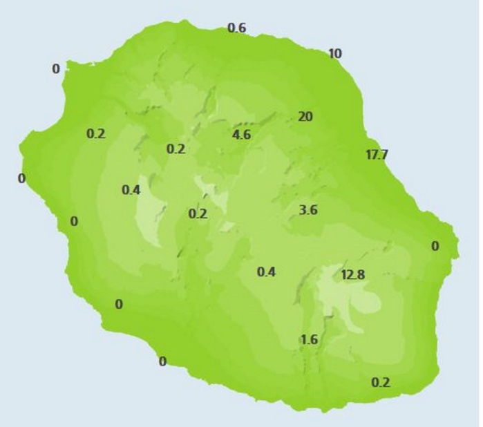 A midi: cumuls de pluie en 24heures dans les stations de Météo France. On note 17.7mm à Saint Benoît par exemple. Les stations de la moitié ouest affichent néant.