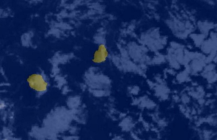 06heures: l'image satellite montre des nuages poussés par les alizés se trouvant à l'est de MAURICE.