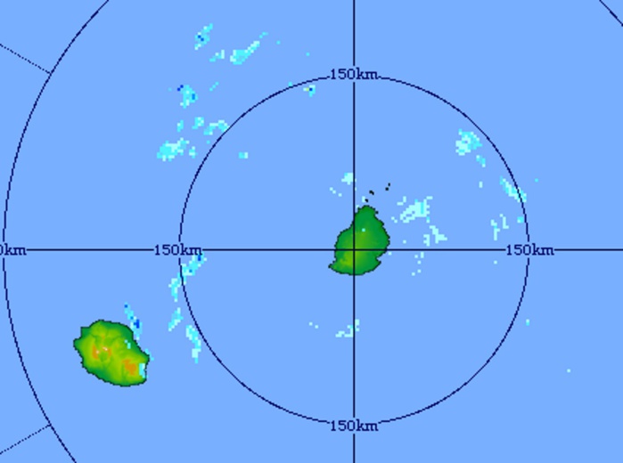 06h01: l'image du radar de Trou Aux Cerfs montre bien les nuages donnant de faibles averses à l'est des deux îles. Crédit image MMS