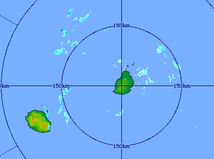 06h01: l'image du radar de Trou Aux Cerfs montre bien les nuages donnant de faibles averses à l'est des deux îles. Crédit image MMS 06h01: l'image du radar de Trou Aux Cerfs montre bien les nuages donnant de faibles averses à l'est des deux îles. Crédit image MMS