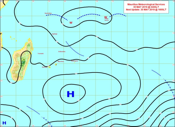 04heures: analyse de la situation en surface. L'anticyclone se décale vers l'est tout en s'affaiblissant. L'alizé s'affaiblira temporairement Vendredi et Samedi sur notre région avec une remontée des températures. MMS