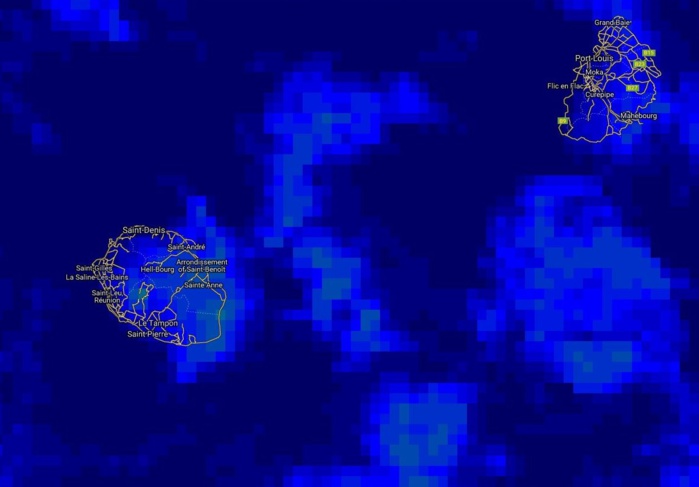 06heures: l'image satellite montre des nuages d'alizé aux portes des côtes est de la REUNION.