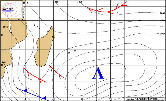 Analyse de la situation de surface à 4heures ce matin. L'anticyclone se décalle vers l'est et s'affaiblit. L'instabilité se développe au sud de MADA. Les vents vont graduellement faiblir sur les Mascareignes ces deux prochains jours. MTOTEC