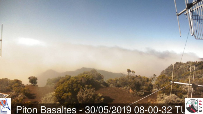 Magnifique ciel au volcan à midi alternant soleil, brouillard et ondées. Météo Réunion. Magnifique ciel au volcan à midi alternant soleil, brouillard et ondées. Météo Réunion.