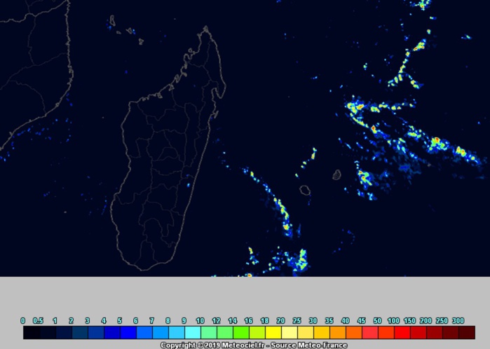 Simulation du modèle AROME de Météo France pour la fin de la journée de Vendredi: instabilité en hausse sur la zone avec une bande pluvieuse en approche de la REUNION par le sud-ouest. METEOCIEL