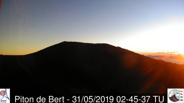 6h45: le soleil magnifie l'incomparable volcan réunionnais. Météo Réunion. 6h45: le soleil magnifie l'incomparable volcan réunionnais. Météo Réunion.