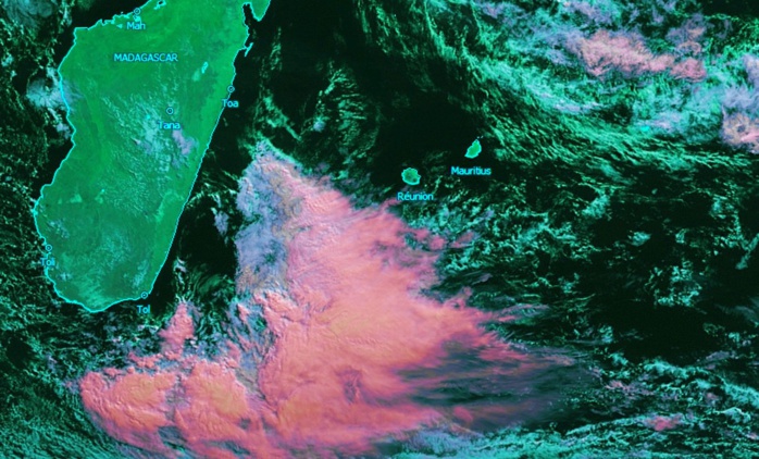 Image satellite: Météosat à 10heures. La REUNION et MAURICE sont dans une zone de beau temps avec de l'instabilité au nord-est et une zone dépressionnaire au sud-est de MADA. Crédit image: KOBUS
