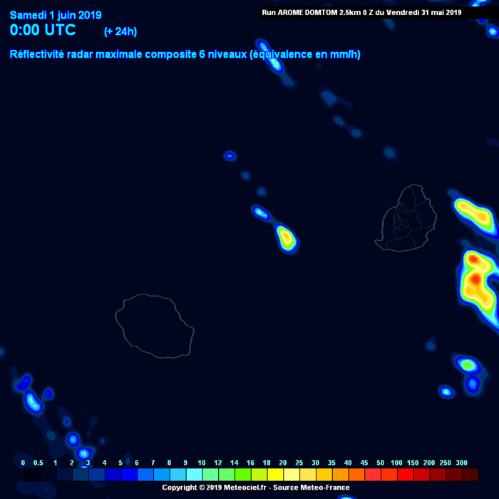 Simulation du modèle AROME de Météo France pour la fin de la nuit prochaine. Des averses effleurent les côtes sud-ouest de la REUNION alors qu'une dégradation pluvieuse touche MAURICE. METEOCIEL