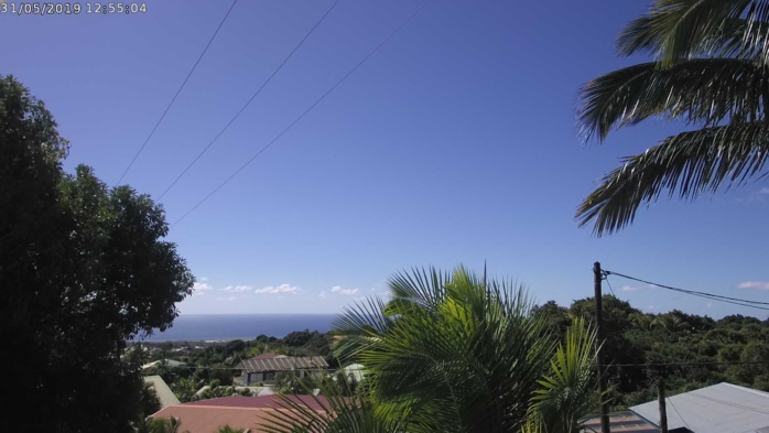 12h55: ciel lumineux sur le nord de la REUNION. CYCLOTROPIC 12h55: ciel lumineux sur le nord de la REUNION. CYCLOTROPIC