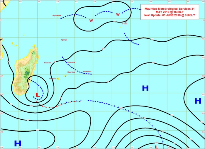 Analyse de la situation en surface à 16heures. Dépression extra-tropicale au sud-est de MADA et ligne d'instabilité entre MAURICE et RODRIGUES. Plus au nord on note toujours une activité convective assez marquée entre les SEYCHELLES et DIEGO GARCIA. MMS