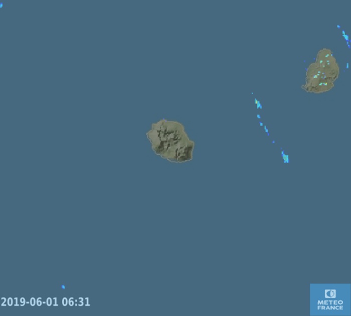 6h31 ce matin. Les radars de Météo France confirment le temps calme et sec dans le voisinage de la REUNION. Quelques averses sur MAURICE.