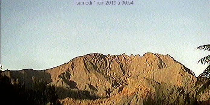 6h54 ce matin. Le Gros Morne au soleil. Météo Réunion.