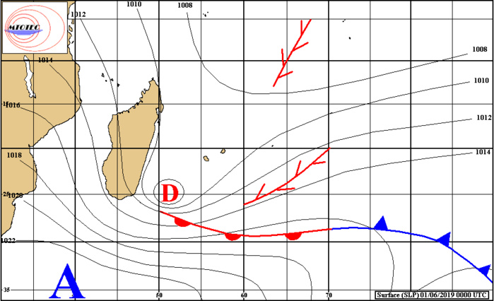 Analyse de la situation en surface. Une dépression se trouve au sud-est de MADA. Des bandes plus ou moins actives convergeant vers elle ont touché RODRIGUES qui a subi de fortes pluies et des inondations dans la nuit de Vendredi à Samedi. MTOTEC
