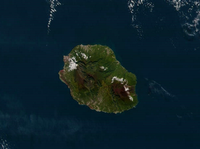 Photo satellite en haute résolution de 10h30 ce matin. La REUNION bien isolée de son environnement jouit d'un temps splendide contrairement à MAURICE et surtout à RODRIGUES. NASA US