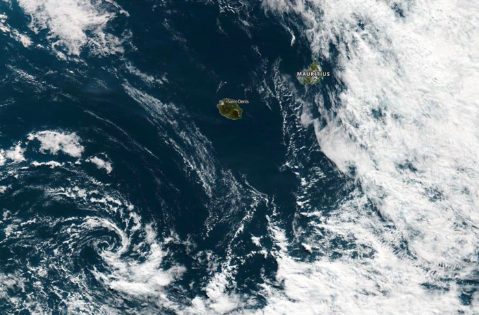 Même photo satellite que l'image ci-dessus mais avec un plan plus large. Une petite circulation dépressionnaire évolue à 460km au sud-ouest de Saint Pierre. Le temps est variable à Maurice qui a échappé aux pluies comme prévu. En revanche des pluies de forte intensité ont provoqué des inondations en quelques heures à Rodrigues en fin de nuit dernlère. Les nuages actifs sont bien visibles à l'est de Maurice. NASA US