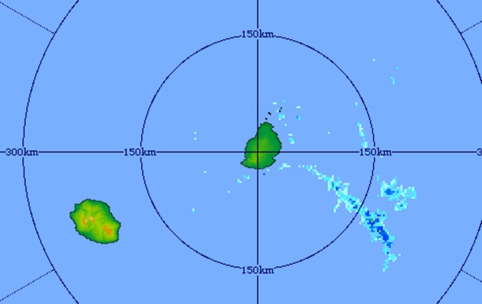 05h31: le radar de Trou Aux montre des averses persistant au large de MAURICE mais le temps devrait être calme et doux ce Dimanche. Crédit image MMS.