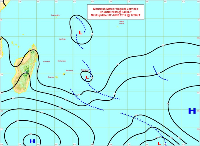 Analyse de la situation de surface à 4heures ce matin. L'anticylone(H) au sud sud-ouest des Mascareignes va apporter un changement de temps à partir de Lundi. L'instablité quant à elle s'éloigne graduellement de RODRIGUES. MMS Analyse de la situation de surface à 4heures ce matin. L'anticylone(H) au sud sud-ouest des Mascareignes va apporter un changement de temps à partir de Lundi. L'instablité quant à elle s'éloigne graduellement de RODRIGUES. MMS