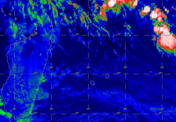 photo satellite de 06heures: des nuages poussés par les alizés vigoureux remontent vers la REUNION et touchent principalement les régions du Sud Sauvage ou ils restent parfois accrochés aux reliefs pouvant donner de bonnes averses.