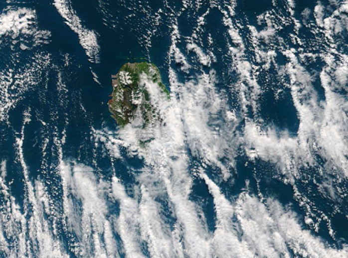 La Réunion vue par le satellite Terra à 10h15 ce matin. L'extrême nord-ouest est abrité par le relief des vents de sud-est alors que le sud sauvage subit les arrivées des nuages d'alizés qui restent accrochés aux pentes et provoquent de bonnes averses. NASA US.