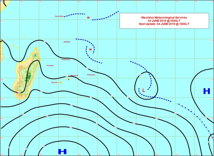 Analyse de la situation en surface à 4heures. L'anticyclone(H) est positionné au sud des Mascareignes et se décale lentement vers l'est. Les vents restent soutenus sur notre région et la mer houleuse. MMS Analyse de la situation en surface à 4heures. L'anticyclone(H) est positionné au sud des Mascareignes et se décale lentement vers l'est. Les vents restent soutenus sur notre région et la mer houleuse. MMS