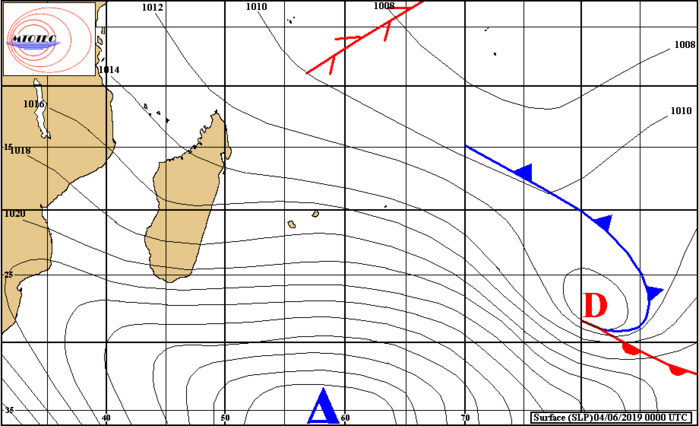 Analyse de surface effectuée à 4heures ce matin. L'anticyclone au sud des Mascareignes maintient des alizés soutenus sur notre région. MTOTEC