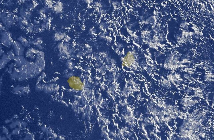 07h15: nombreux nuages d'alizé dans le voisinage des Iles Soeurs. Ils sont assez peu actifs dans l'ensemble. 07h15: nombreux nuages d'alizé dans le voisinage des Iles Soeurs. Ils sont assez peu actifs dans l'ensemble.