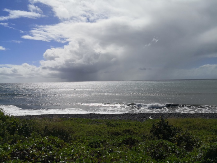Passage des nuages d'alizé sur le front de mer de Sainte Marie à midi. PH.
