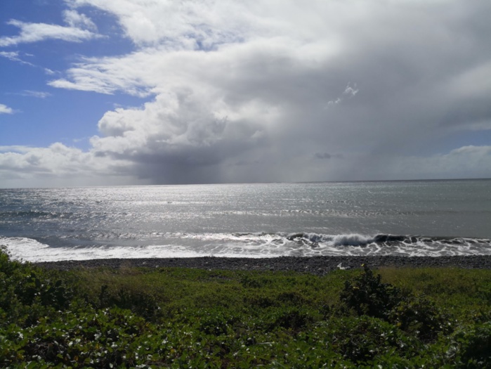 Passage des nuages d'alizé sur le front de mer de Sainte Marie à midi. PH.