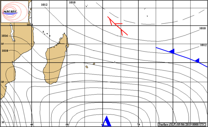 Analyse de la situation en surface à 4heures. L'anticyclone(A) commence à s'éloigner et les vents tourneront à l'est demain en faiblissant quelque peu. MTOTEC