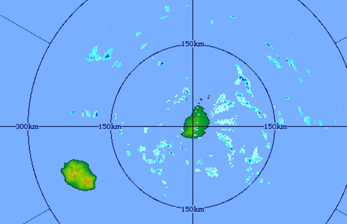 Image du radar de Trou Aux Cerfs à 5h31. Les averses remontent par le sud-est poussées par les alizés. MMS