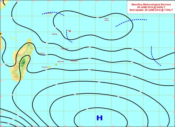 Analyse de la situation en surface à 4heures ce matin. L'anticyclone(H) s'éloigne lentement. Basses pressions relativement actives pour la saison entre Agaléga et les Chagos. MMS