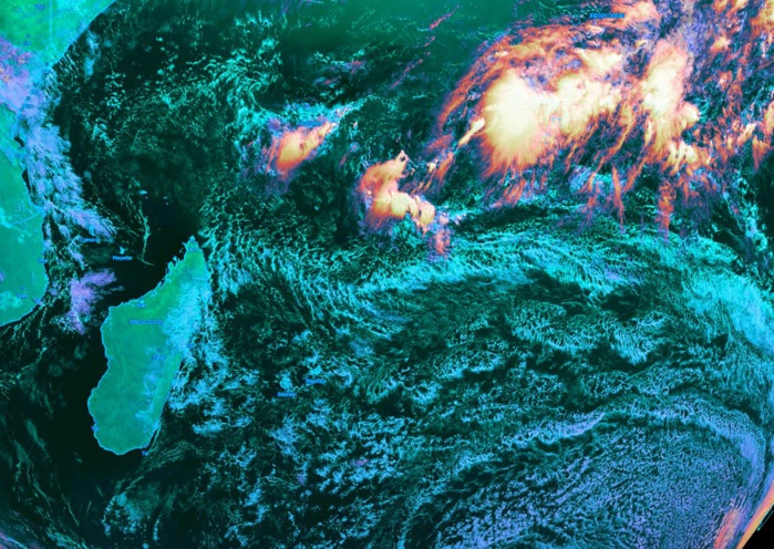 Météosat à 10heures: temps d'alizé assez soutenu et de saison sur les Mascareignes. Forte activité convective digne d'un mois d'été plus au nord dans la région des Chagos(Diégo Garcia). KOBUS Météosat à 10heures: temps d'alizé assez soutenu et de saison sur les Mascareignes. Forte activité convective digne d'un mois d'été plus au nord dans la région des Chagos(Diégo Garcia). KOBUS
