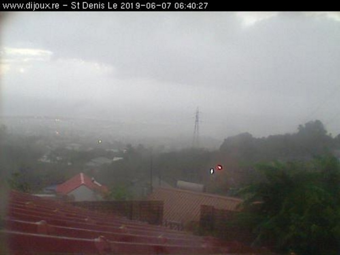 6h40: averses sur Sainte Marie et l'est de Saint Denis. http://www.dijoux.re/