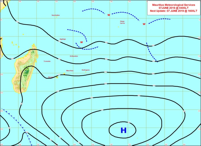 Analyse de la situation de surface ce matin. L'anticylone(H) ne s'éloigne que lentement de notre région. Au nord près de l'équateur l'activité convective reste forte pour un mois de Juin. MMS
