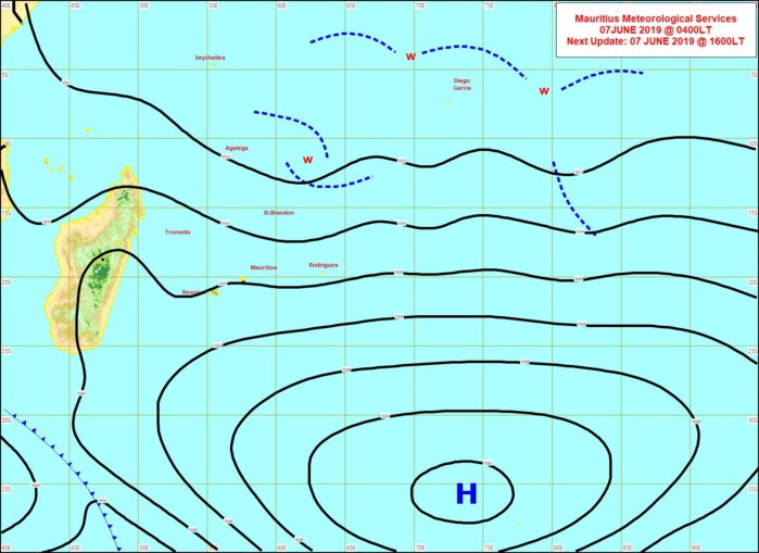 Analyse de la situation de surface ce matin. L'anticylone(H) ne s'éloigne que lentement de notre région. Au nord près de l'équateur l'activité convective reste forte pour un mois de Juin. MMS