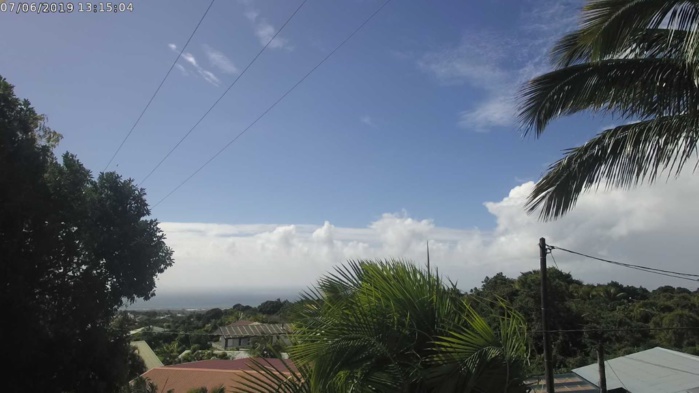 A 13h15 le ciel de Saint Denis offre un résumé des conditions sur l'île aujourd'hui. Entre averses, éclaircies plus ou moins timides et grand soleil. CYCLOTROPIC