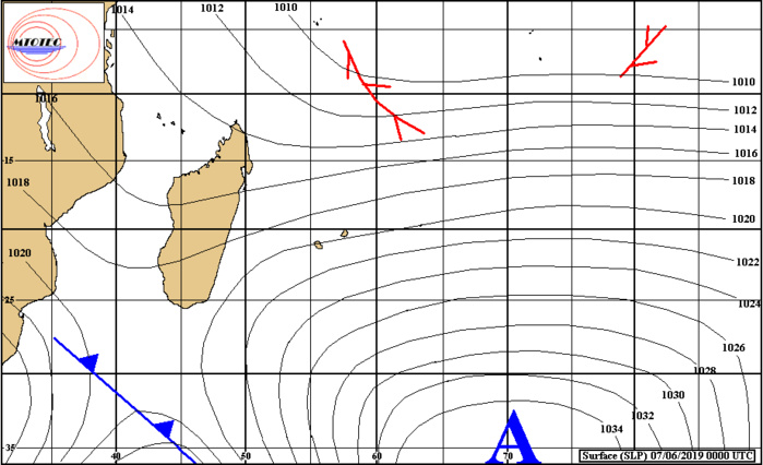 Analyse de la situation de surface ce matin. L'anticyclone s'éloigne lentement. Les alizés commencent s'affaiblissement progressivement. MTOTEC Analyse de la situation de surface ce matin. L'anticyclone s'éloigne lentement. Les alizés commencent s'affaiblissement progressivement. MTOTEC
