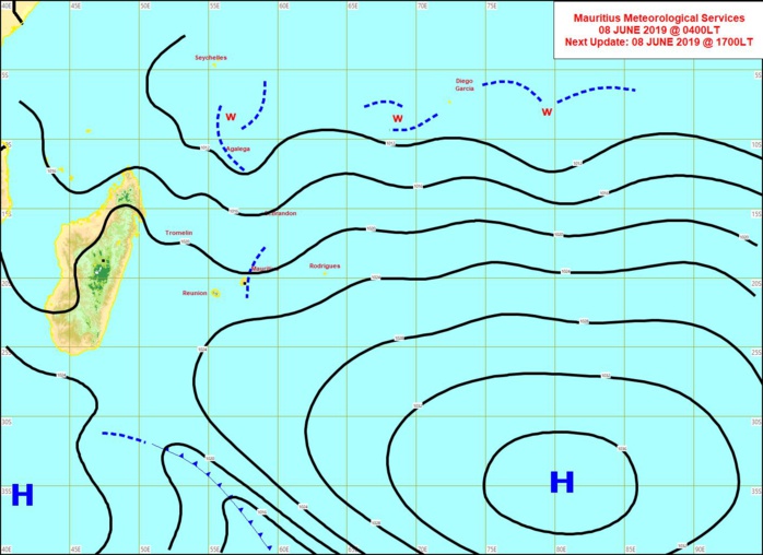 Analyse de surface de 4heures ce matin. L'anticyclone(H) s'éloigne enfin. Le vent faiblit avec une journée de Dimanche calme à ce niveau sur la REUNION avant le retour de vents forts pour Lundi. MMS