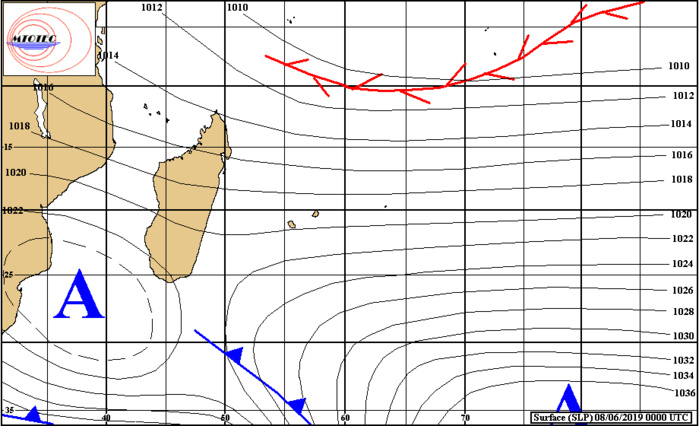 Analyse de surface de ce matin. Une limite frontale remonte graduellement vers la REUNION. Cellule anticyclonique au sud-ouest de la Grande Ile. Net renforcement des vents à partir de lundi après le répit dominical. MTOTEC