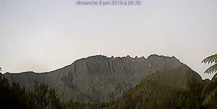 6h36: le Gros Morne majestueux ce matin. METEO REUNION